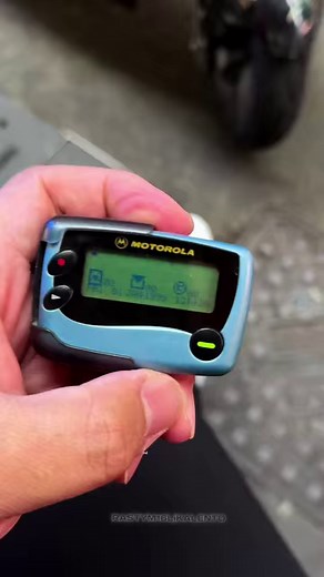 Balik sa 90s! 😉 #Pager #Beeper #Pocketbell #Easycall tawag ka muna sa Operator kung may mensahe kang dapat sabihin Klassickkkk! #reelsfb #reelsvideo #fypシ゚viralシ #vintagestyle #retrostyle #vintage #classicstyle #reelsfyp #reelsviralシ #reelsinstagram | Rasty M16 Likalento