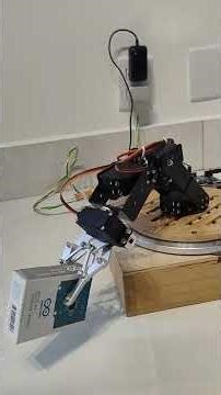 Braço Robótico com Arduino e PCA9685 - MG996R em ação movendo a caixa