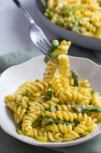 Gli asparagi sono perfetti da gustare in primavera😋💚 Aurora Cortopassi ha preparato questa pasta con asparagi super sana e delicata🍝 La proverete?🤤 Trovate il testo ricetta qui 👉 https://ricette.giallozafferano.it/Pasta-agli-asparagi.html | Giallozafferano