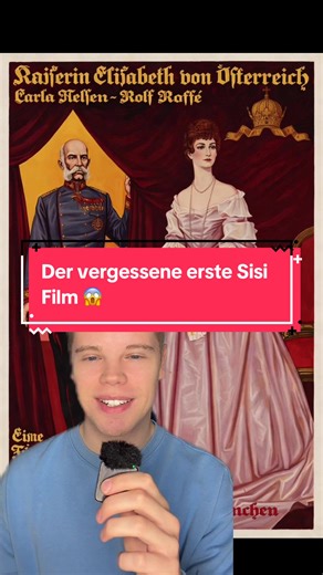 🎬 Der vergessene erste Sisi Film Viele denken bei „Sisi“ sofort an die Romy-Schneider-Filme der 1950er 🎥✨ – dabei begann die Filmgeschichte der Kaiserin viel früher. Schon 1921 kam der Stummfilm „Kaiserin Elisabeth von Österreich“ ins Kino 🎞️👑. In der Hauptrolle spielt Carla Nelsen die Kaiserin Elisabeth, Nils Jensen verkörpert Kaiser Franz Joseph 👑🤝. Auch Kronprinz Rudolf, Mary Vetsera und Luigi Lucheni sind Teil der Geschichte 🕯️🔪. Besonders spannend: Gräfin Marie Louise von Larisch-Wa
