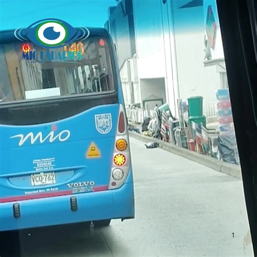 Nos envían Bus articulado de blanco y negro masivo 21014, ruta T40 con chimenea activa algo no normal en estos vehículos | MIO Usuarios