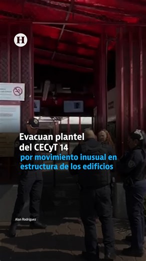 #ENTÉRATE | Autoridades del CECYT 14 pertenecientes al IPN coordinaron la evacuación de 1,500 estudiantes luego de que el edificio A registrara un asentamiento, el cual causó un movimiento inusual de la estructura. | El Heraldo de México