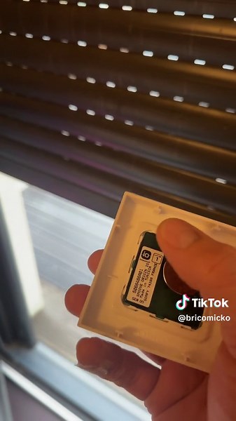 La double coupure est faite. Le volet est remis à zéro. On va régler les fins de course et appairer la nouvelle télécommande. Écoute bien jusqu’au bout PARTIE 1. ##astuce##somfy##conseil##entreaide##pro##tuto##pourtoi##artisan