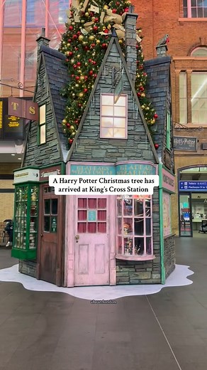 A new Harry Potter themed Christmas tree has been unveiled at King’s Cross Station, bringing a festive touch to the iconic location🎄🪄🦉 #harrypotter #christmas #kingscross @stpancrasinternational @harrypotter | About.London
