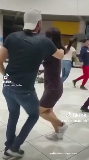 Bailando Cumbia: Alegría y ritmo en cada paso