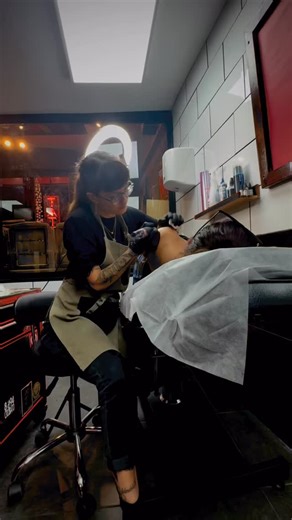 FRESH VS HEALED TATTOOS. Fresh ink always pops 💥 but healed tattoos show the real quality. That’s why size, contrast and the right amount of detail matter!✨ Trust your artist and trust the process 🙃 ⬇️ Save this if you care about healed work Healed tattoo results, no filters. Barcelona tattoo artist. Tattoo Barcelona . . . #healedtattoos #barcelonatattooartist #barcelonatattoo #healedtattoowork #blackandgreytattoo | Andreachiara Pelosi