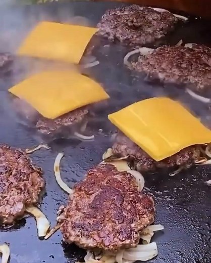 Who wants a THICC SMASH BURGER?! 🍔💥Smashed with raw onion & topped with Kraft single cheese 🧀🧅 Keen to try? @bbqandbottles shows us how to make them 🤸🏽‍♀️🤩 | Foodporn