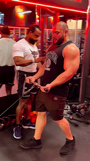 Cable Biceps Curl (Straight Bar) Method: Mechanical drop-style tension shift Set Structure: • Step 1: 10 reps • Step 2: 10 reps • Step 3: 10 reps (No rest between steps) STEP 1 – FAR FROM CABLE Position • Stand farther from the cable stack • Torso upright • Shoulder joint in flexion (arms slightly in front of the body) Muscles Worked • Primary: Biceps brachii (short head emphasis) • Secondary: Brachialis, brachioradialis • Stabilizers: Anterior deltoid (isometric), core Joint Actions • Elbow: Fl