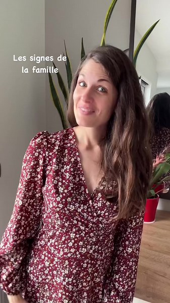 Les signes de la famille 🥰 Quel a été le premier signe de ton bébé ? Si tu ne l’as pas, tu peux commenter afficher pour recevoir mon affiche des 10 premiers signes à faire avec ton bébé 🐣 Bébé signe - Signer avec bébé -