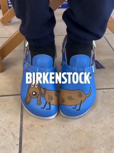 Para los amantes de los animales 🐶 El zueco Kay de Birkenstock destaca por su adorable diseño, combinando estilo, funcionalidad y soporte adicional gracias a su correa superior plegable y suela antideslizante. ✨ ¡Ideal para profesionales que no se detienen! 📍 Calle Enrique Palacios 947, Miraflores ➡️ Atención previa cita al WhatsApp 📞 958 332 151 . . . . #zuecosdechef #zuecosdecocina #zuecosdedoctor #zuecosparahospital #hosteleria #medicina #zuecoscomodos #zuecossanitarios #zuecos #gastronomi