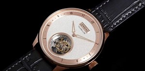 時計のアップデートをお考えの方へ。知る人ぞ知るトゥールビヨン搭載の｢Tour02｣で腕元に上質な雰囲気を纏ってみない？