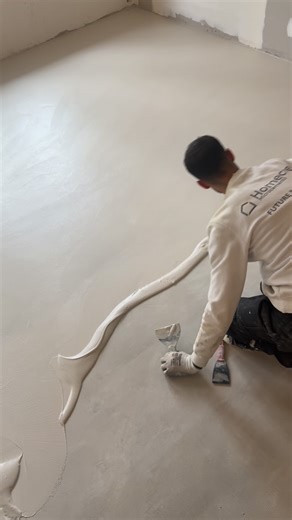 Homecret Microcement on Instagram: "Aplicación de Microcemento Econatur Base en suelo Antes de aplicar el microcemento base es imprescindible preparar el soporte con Puente de Unión y malla. Este paso garantiza la adherencia y evita futuros problemas en el pavimento. #microcemento #homecretoficial #homedesign #diseñodeinteriores #microcementosuelos"