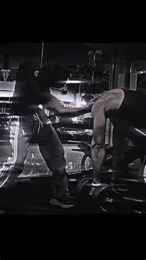 ☠️fitness_world☠️ on Instagram: "日本利用压电瓷砖将脚步转化为电能。这些瓷砖捕捉来自你脚步的动能。当你行走时，你的重量和动作会对瓷砖产生压力。瓷砖会轻微弯曲，从而产生机械应力。瓷砖内部的压电材料将这种应力转化为电能。每一步都会产生少量电荷，而数百万步结合在一起就能产生足够的电力来驱动LED 灯、数字显示屏和传感器。在像涩谷车站这样繁忙的地方，每天大约有 240万个脚步为这一系统作出贡献。 这些电能可以被储存或立即使用，从而减少对传统电力来源的依赖，并支持可持续的城市基础设施。 这种方法将日常运动转化为实用的可再生能源 #日本#知识 #事实#你知道吗 #推荐 科技 创新历史 技术实验热门"