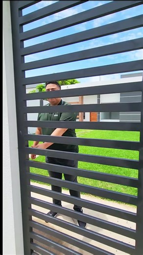 Casas en venta de 3 dormitorios 🎀🏠Con opción a dos plantas 📐300m2 de terreno 📐130 m2 de construcción 61,000 𝗱𝗼𝗹𝗮𝗿𝗲𝘀 precio promoción hasta fin de mes 60,000 $ al tipo de cambio 7 en bolivianos 📍Doble vía la guardia Cumbres de las Américas Zona CBN Santa Cruz ➡️#viviendas de 3 dormitorios, una suite con baño privado. Area de lavandería Area Social Living Comedor Cocina Garaje para 3 vehículos . 𝑹𝒆𝒔𝒆𝒓𝒗𝒂𝒔 𝒚 𝑽𝒊𝒔𝒊𝒕𝒂𝒔 Escribir por para programar visita o cualquier consulta