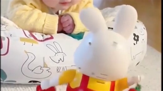 小福兔跳舞真可爱，宝宝每天爱看不腻！这款Babybotic智能安抚机器人不仅能伴睡助眠，还能互动讲故事，夜晚哄娃神器，妈妈放心好帮手～