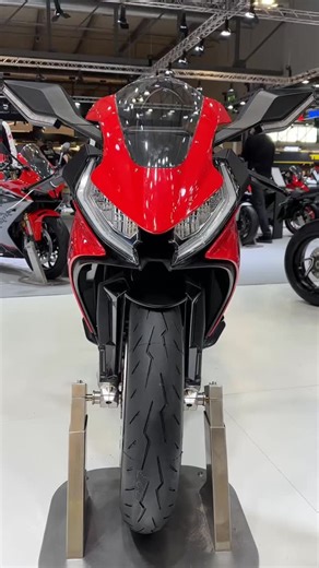 🎥 EICMA 2025 | QJMotor SRK 1000 RR 🏁 Feast your eyes on the QJMotor SRK 1000 RR — the new headline superbike from QJMotor at EICMA 2025! 🔥 Powered by a 921cc inline-four engine developed from MV Agusta roots, the SRK 1000 RR pumps out 161 horsepower at 13,600 rpm and 60 Nm of torque at 11,000 rpm. 💪 Tipping the scales at just 215 kg (wet), it’s a high-revving missile designed for pure performance. Styled by C Creative, the design house led by former MV Agusta boss Giovanni Castiglioni, the S