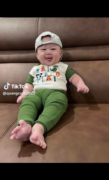 Baby Quang How many people will love these adorable moments?😍Thank you for watching video ❤️click like comments & following to see more new videos.#click #baby #cute❤️🥺💖💕❣️ #babyfever #❤️ #cute