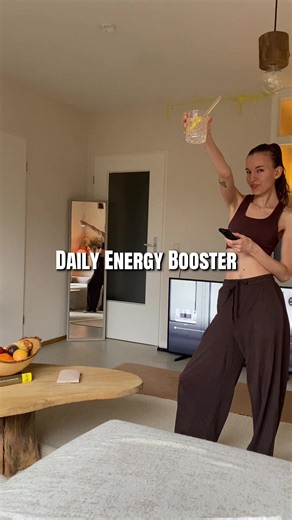 Daily Energy Booster ⚡️🔋 So starte ich am liebsten in den Tag. Mein Körper wird dadurch richtig aktiviert und seine Energieproduktion in die Höhe getrieben. 💡🌿 Biohacking Tipp: Sport ist der beste Zeitpunkt zu visualisieren. Denn wenn du dich bewegst und die Geschwindigkeit in deinem Körper steigt (Optic Flow) beruhigt sich das Amygdala (Angstzentrum) im Gehirn. Stress sinkt somit und deine Gedanken richten sich auf Kreativität aus. Jetzt kannst du richtig gut an deine Ziele, deine Träume den