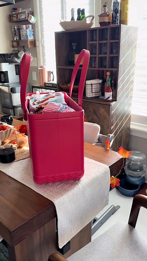 Washable, wipeable, and wonderfully tough. This bag handles anything you throw in. | Bogg Bag