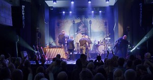 Tusind tak til et vanvittigt veloplagt publikum i Vejle for den bedste sæsonstart! ❤️ Vi glæder os til at se jer igen! 🙏 Tak til crew og frivillige på Bygningen for særdeles god behandling. 👌🏻 🎥 LB | Smukke Møller - Gasolin & Kim Larsen