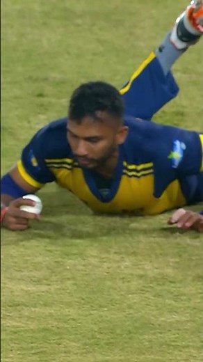 Shanaka takes a screamer running in the outfield! 🙌🇱🇰 captain's stunner gets rid of the 🇿🇼 captain☝️