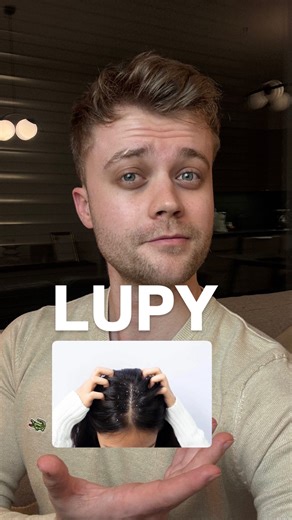 MUDr. Kryštof Kudláček on Instagram: "Pokud vás už nějakou dobu trápí bílé nebo žluté lupy, možná vás pokožka také svědí a nevíte, co s tím… může se jednat o tzv. seboroickou dermatitidu. Vzniká částečně kvůli přemnožení kvasinky Malassezia, poruše kožní bariéry a zvýšenému mazotoku— výsledkem jsou bílé/nažloutlé šupinky padající z vlasů a nemusí se vyskytovat pouze ve vlasech, ale i v obočí, kolem nosu, nebo na těle. Co pomůže? Šampony s ketokonazolem (např. Nizoral), pyrithionem zinku (např