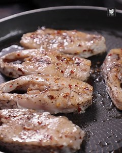 Learning the art of Pan Fried Fish with Sweet Chilli Sauce! Host: @prateekdhawan Preparation of Sauce 1 tsp Red Chilli (chopped) 1 tbsp Garlic (sliced) 1 tsp Sugar Salt (as required) 2-3 tbsp Olive Oil 2 tbsp Fish Sauce 2 tsp Vinegar 2 tbsp Spring Onion (chopped) 2 tbsp Coriander Leaves (chopped) 1 tsp Lemon Juice Frying the Fish 5 Red Snapper Fillets Salt (as required) Black Pepper Powder (as required) Red Chilli Flakes (as required) Olive Oil (as required) Olive Oil (for frying) Copyrights: RE