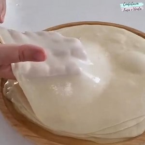 33K views · 348 reactions | Com Esse Método Todos Conseguem Fazer Essa Massa Incrível Que Desmancha Na Boca! Ingredientes: 400ml de água 50ml de óleo 1 colher de chá de sal 550g de farinha de trigo Untar a massa 100ml de manteiga 100ml de óleo Recheio: Queijo mussarela ou outro da sua preferência. | Bolo no pote e Confeitaria Faça e Venda | Facebook