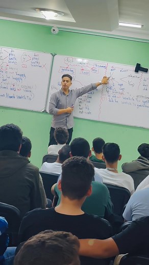 من محاضرات اليوم شرح قاعدة Present simple و past simple ربي يبارك طلاب دفعة 2011 و 2008 عجبني هلبه مشاء الله بدات الي بدو معي من بداية سنه شايف فرق كبير في مستوى ربي يبارك ربي يوفقكم جميعا ان شاء الله 🫡💙 #حبيبي_ايزي_انجليزي | محمد حبيبي -انجليزي