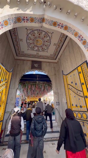 Gurdwara Vallah (specifically Gurdwara Kotha Sahib and Guriana Sahib) in Amritsar holds deep historical significance, marking the 1664 visit of the ninth Sikh Guru, Guru Tegh Bahadur Ji. After being denied entry to the Golden Temple by disgruntled masands, Guru Ji stayed in this village for 17 days, resting in the home of a devoted follower named Mai Haro. Key Historical Aspects of Gurdwara Vallah: The Visit of Guru Tegh Bahadur (1664): Upon returning from Baba Bakala, Guru Tegh Bahadur Ji visit