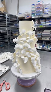 42K views · 79 reactions | In my love-hate relationship with fondant, I’ve come to accept its usefulness, especially when crafting flower petals in large quantities. Despite my initial dislike, I’ve learned to appreciate its advantages rather than shying away from it due to fear or reluctance. Share your love-hate relationship us 﫶 | K CAKE | Facebook