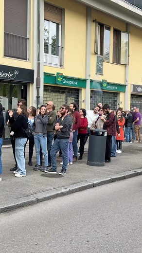 Tripperia Vegana ®️ Firenze | Oggi dal balcone non scende una benedizione. Ma quasi… A Firenze si fa la fila col naso all’insù, per ricevere qualcosa che non salva solo... | Instagram