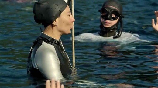 Sadurska sets new world record with 86-metre No-Fins freedive