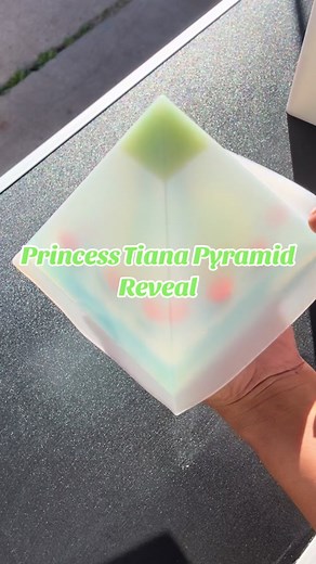 princess tiana pyramid reveal 💚 link to this pyramid is in my bio 🥰 #resinart #resinpour #resinpyramid #artasmr #princesstiana #princessandthefrog #resinobsession #resincrafts