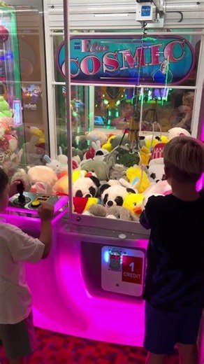 Claw Machine Toy Hunt! 🧸😱