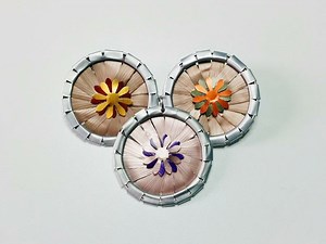 Hola amigos! En el tutorial de hoy os voy a enseñar a realizar estos preciosos adornos para bisutería con cápsulas de Nespresso. Es un proyecto fácil y rápido.																Los materiales que vas a necesitar son:-3 cápsulas de Nespresso de los colores que quieras.-1 arito para colgar o una aguja de broche.-Troqueladora a tu gusto para decorar.-Tijeras.-Pegamento de tu preferencia.-S ...