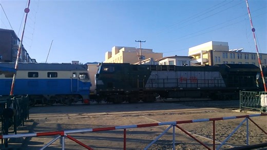 6229次列车和两列货车先后驶过哈局佳段南岔车间附近铁路道口（2013）