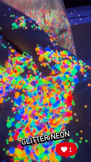 Sin Brillitos No es Fiesta on Instagram: "Glitter neón tipo confetti 🩷 el más fluo💪🏻💪🏻 Disponible el bolsitas de 50gr. Envíos a todo el país🇦🇷🇦🇷 #carnaval #fiesta #neonparty #eventos #glitter"