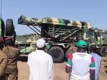 布基纳法索的SR-5模块化自装填火箭炮进行一键调炮展示。