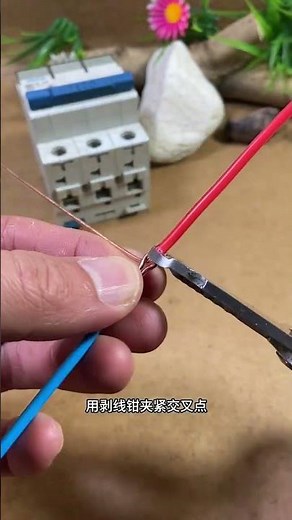 Single-strand wire reinforcement splicing method.