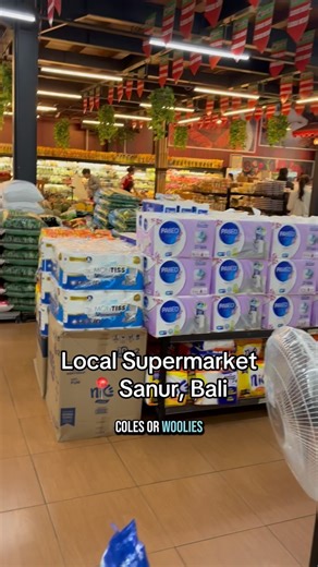 Does Bali have grocery stores? 🛒 We get this question a lot — especially from Aussie families heading over with kids. The idea of no Woolies or Coles can be a bit overwhelming… especially when you’re thinking about nappies, snacks, and all the go-to staples. But here’s the good news: Bali has plenty of grocery stores! From big supermarkets like Pepito, Popular, and Grand Lucky, to little local shops and even bulk health food stores. You can find everything from fresh fruit to Vegemite — though 