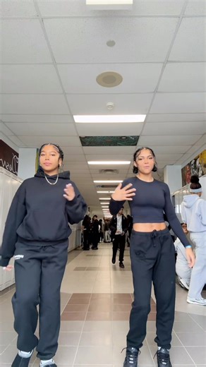 twin 🙂‍↕️! #viral #dancetrend #foryou #lightskin #fyp @𝓼ᥫ᭡ @██████████