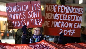 Manifestation de l’association Nous Toutes contre les féminicides devant l’Assemblée nationale