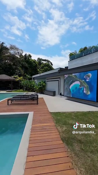 Explore a Stunning Modern Luxurious House Design