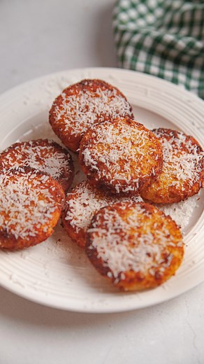 COMPARTE LAS MEJORES GALLETAS DE COCO sólo son 3 ingredientes SIN GLUTEN / SIN AZÚCAR / SIN HARINAS Las galletas de coco más fáciles y ricas sin complicaciones! Dale LIKE, GUARDA y ♥️COMPARTE estas galletas sin complicaciones, y listas en poco tiempo! Son super sencillas cómo ves en el video ¡Están increíbles ! Ingredientes (9 unidades) : 120 g de coco rallado 2 huevos 1 cdta de vainilla líquida Ralladura de limón (opcional) Cocina en tu airfryer 8 a 190ºC o al horno 10´a 190ºC calor arriba y ab
