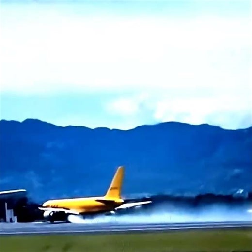 BOEING 757 DA DHL DERRAPA NA PISTA AO POUSAR, E CAI NUMA VALA, NO AEROPORTO DE SÃO JOSÉ, COSTA RICA.