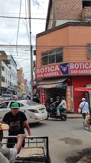 📢 RATEROS EN JIRÓN SAN MARTIN CUADRAS 6 Y 7 DE LA CIUDAD DE HUÁNUCO Usuarios nos reportan que estos dos sujetos con casacas negras se dedican al robo al paso de transeúntes que llegan por este lugar y se dirigen al mercado para realizar sus compras. El de gorra verde sería unos de los cómplices y se quedó parado para no levantar sospecha, ya que en ese momento habían sustraido el teléfono celular a un joven menor de edad. Tener cuidado con estos delincuentes 📣 | Full Huánuco Full Noticias