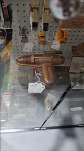 Looks like the Alien Blaster from Fallout 3