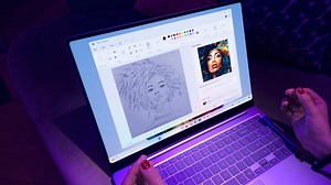 Every student needs a laptop that can keep up with their busy schedule — one that has incredible #AI and long-lasting battery life …. yep, we’re talking about a #SnapdragonXSeries powered Copilot PC. 💯 Take a look: https://bit.ly/4fwD4DF | Snapdragon