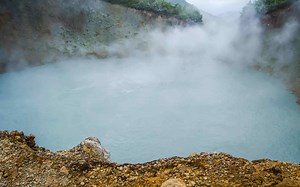9 Strange Lakes That Are Too Dangerous To Swim In